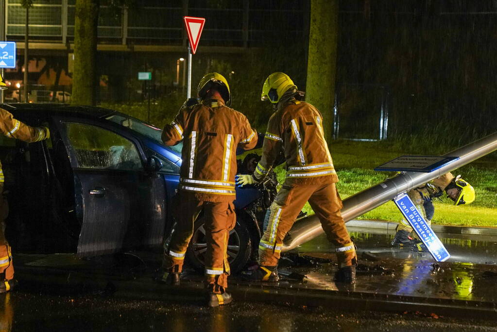 Automobilist botst op paal