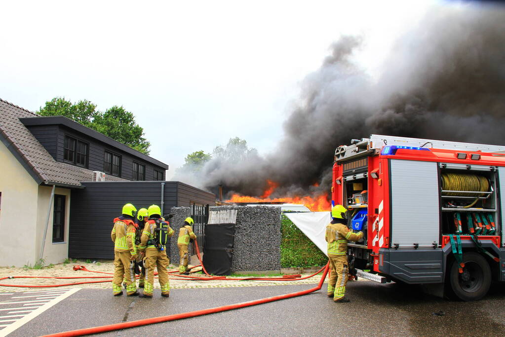 Uitslaande brand zorgt voor flinke rookontwikkeling