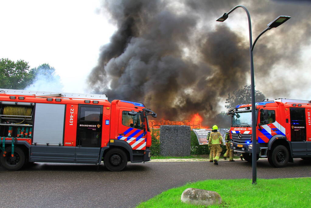 Uitslaande brand zorgt voor flinke rookontwikkeling