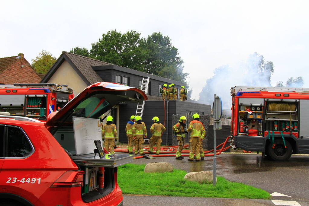 Uitslaande brand zorgt voor flinke rookontwikkeling