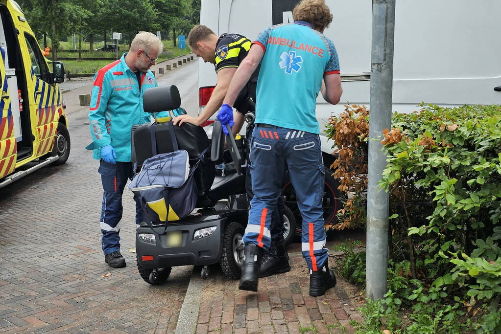 Scootmobielrijder botst tegen geparkeerde bestelbus