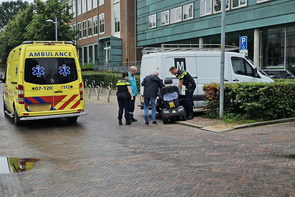 Scootmobielrijder botst tegen geparkeerde bestelbus