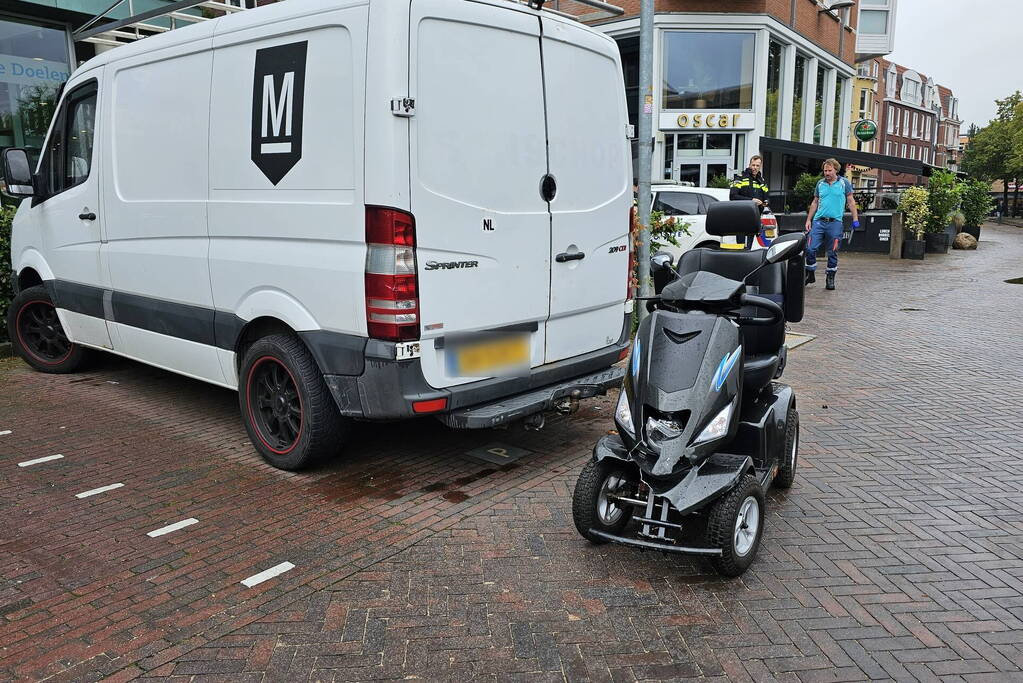 Scootmobielrijder botst tegen geparkeerde bestelbus