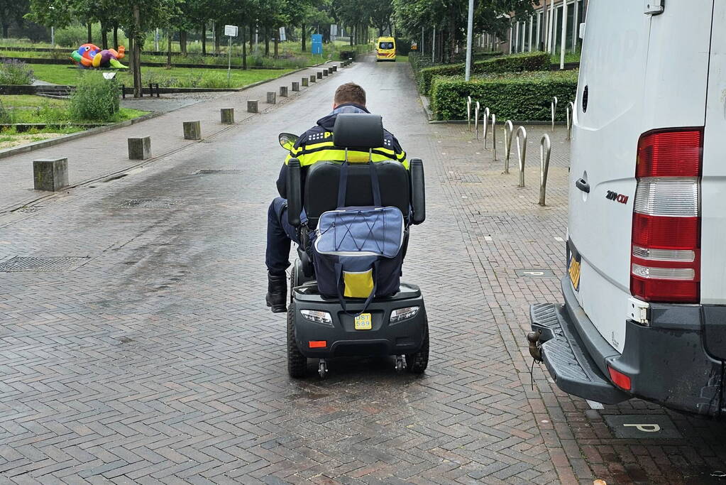 Scootmobielrijder botst tegen geparkeerde bestelbus