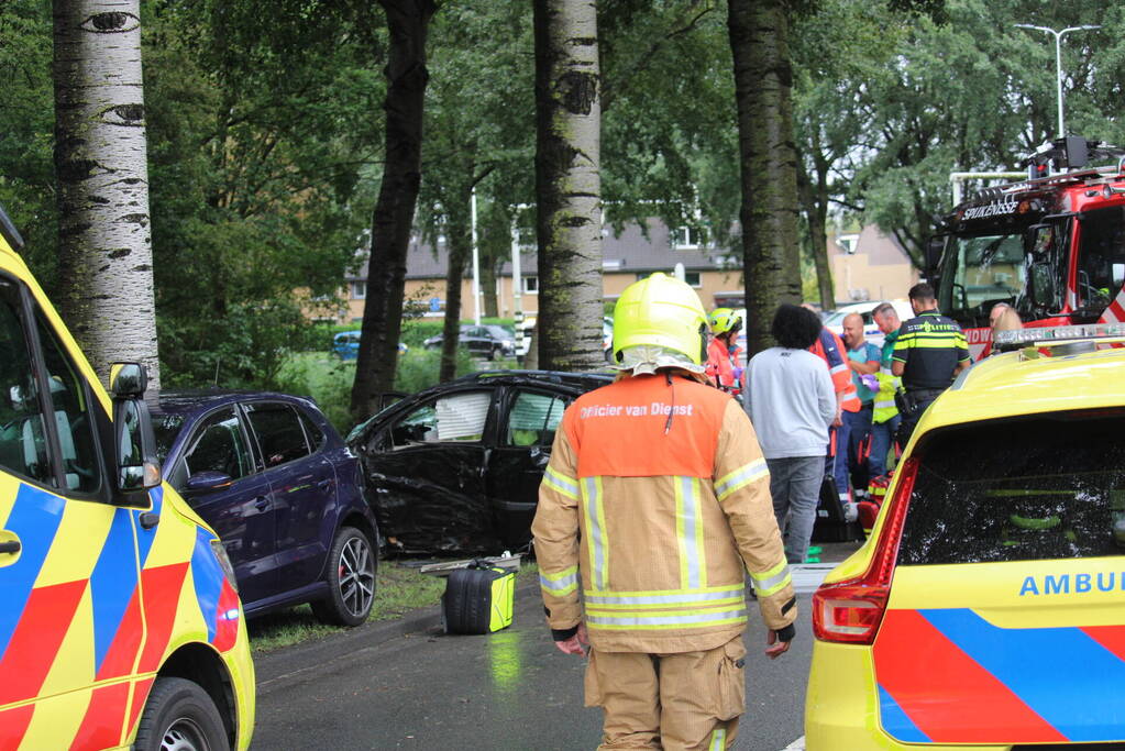 Auto rijdt rechtdoor de sloot in