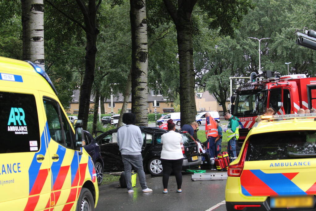 Auto rijdt rechtdoor de sloot in