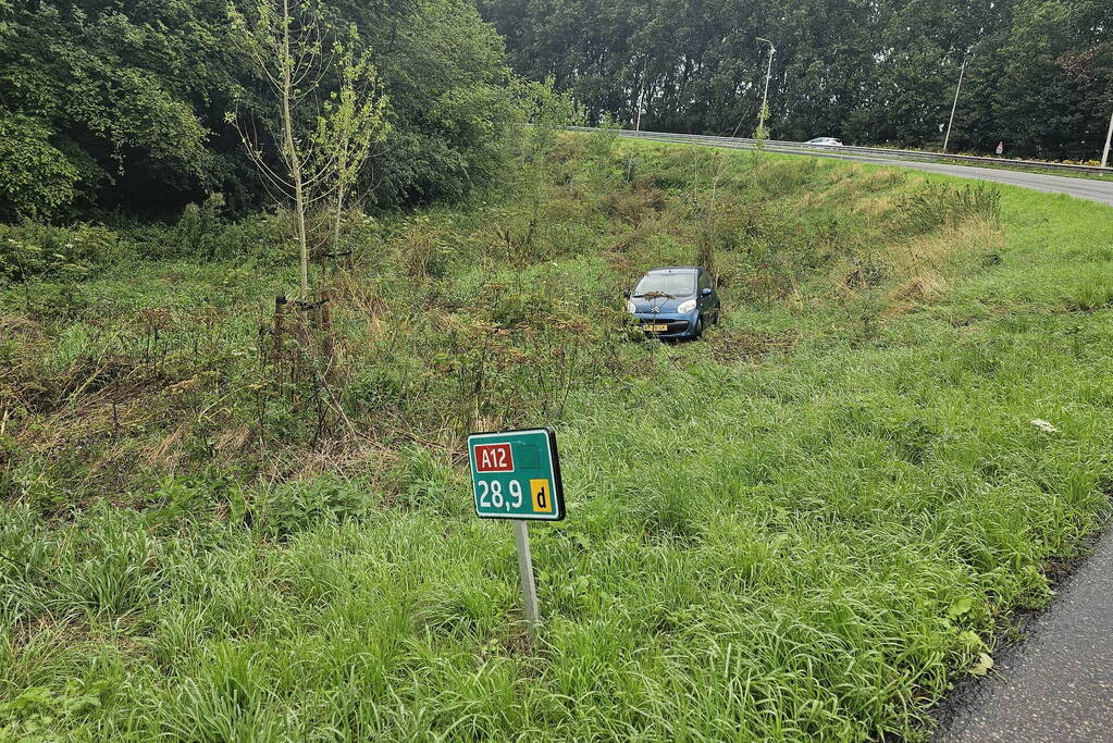 Twee auto's na elkaar geschaard in de bocht