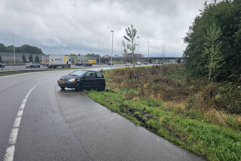 Twee auto's na elkaar geschaard in de bocht