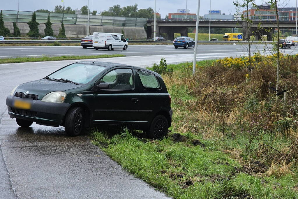 Twee auto's na elkaar geschaard in de bocht