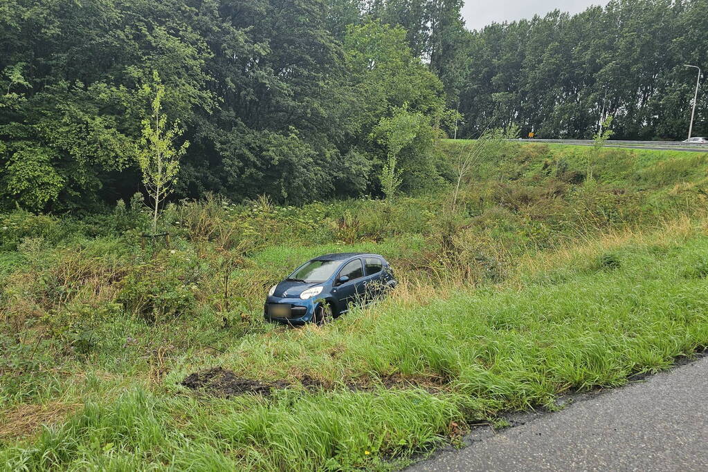 Twee auto's na elkaar geschaard in de bocht