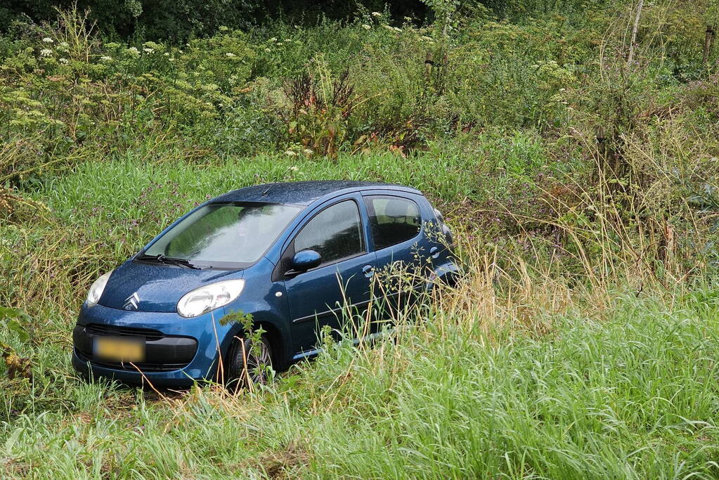 Twee auto's na elkaar geschaard in de bocht