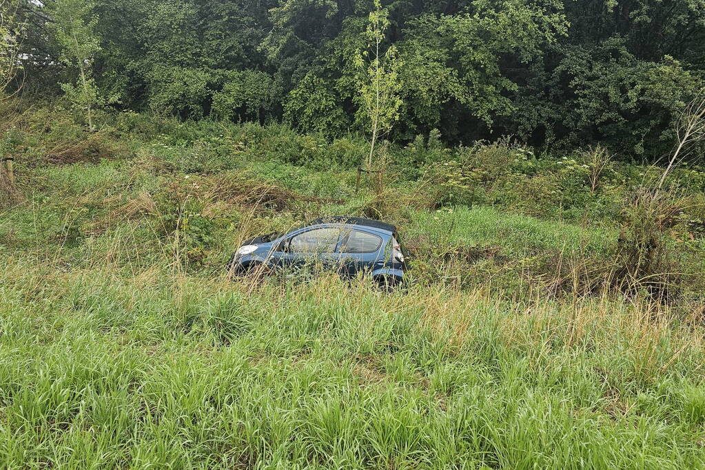 Twee auto's na elkaar geschaard in de bocht