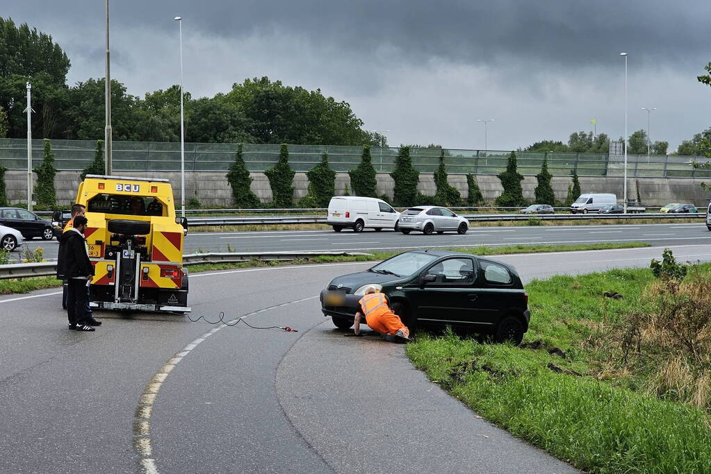 Twee auto's na elkaar geschaard in de bocht