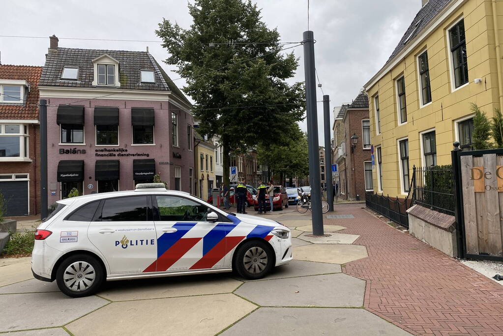 Fietser en automobilist in botsing