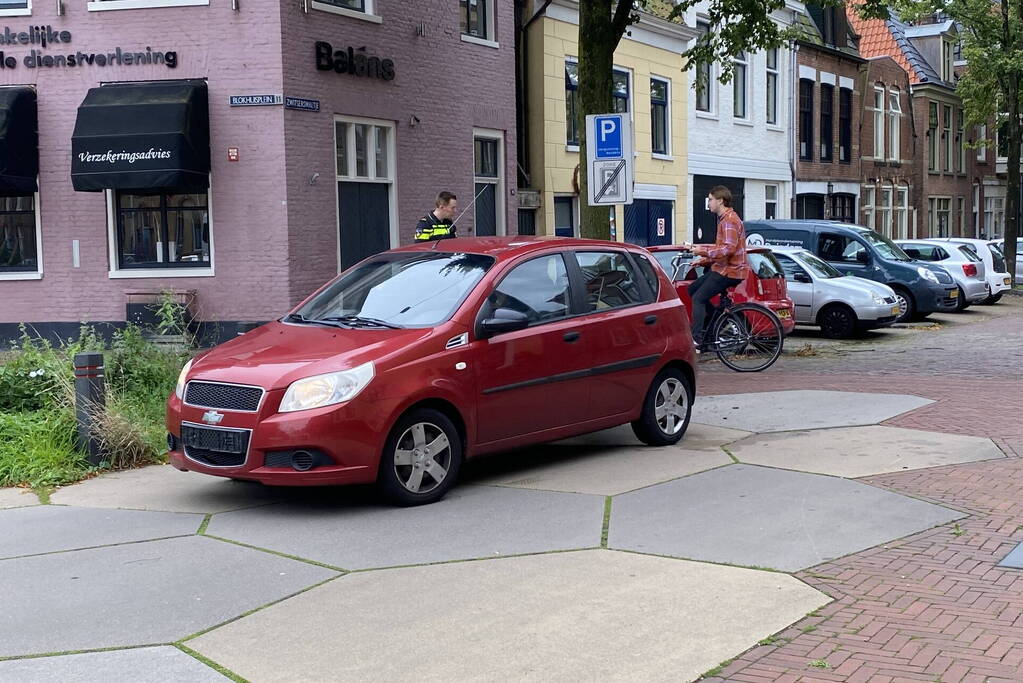 Fietser en automobilist in botsing