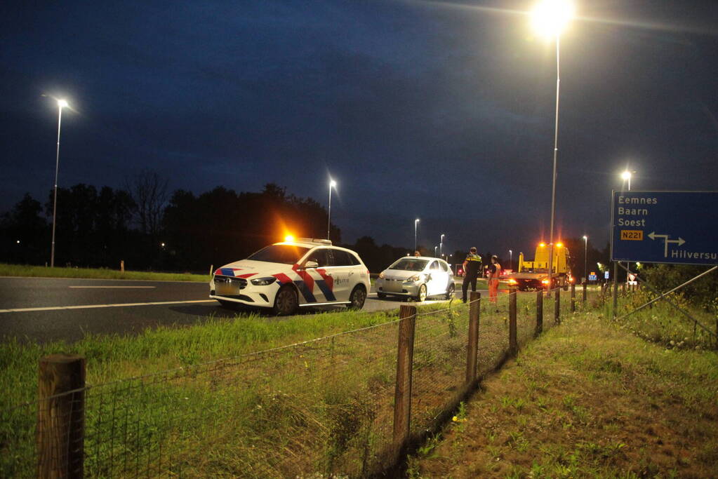 Automobilist belandt in berm na ongeval