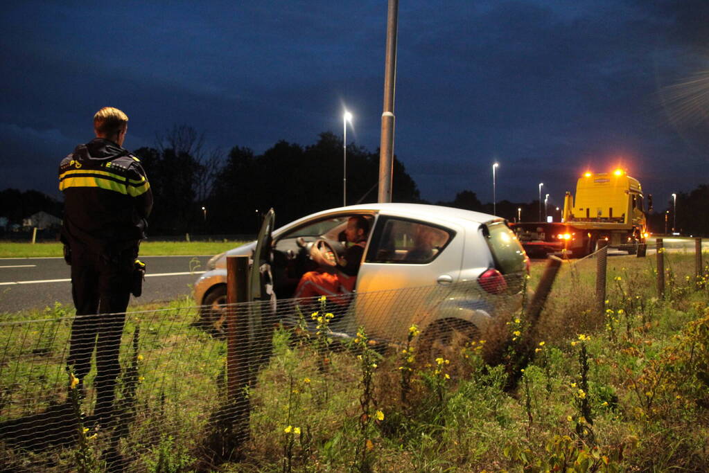 Automobilist belandt in berm na ongeval