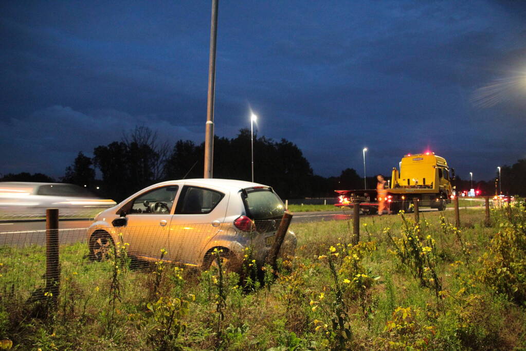 Automobilist belandt in berm na ongeval