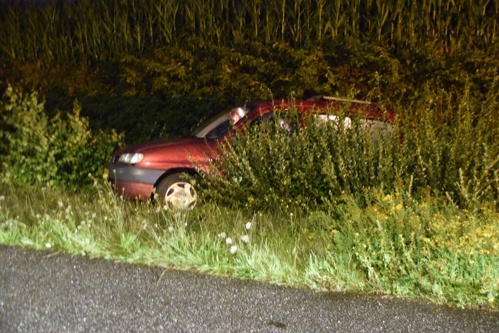 Auto belandt achterstevoren in sloot