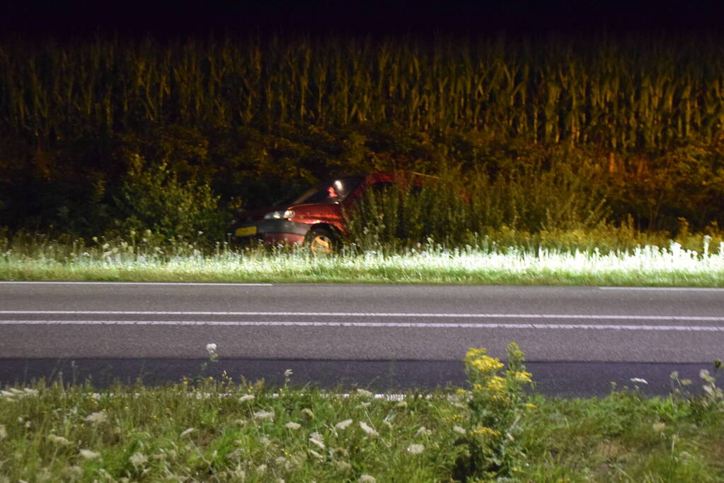 Auto belandt achterstevoren in sloot