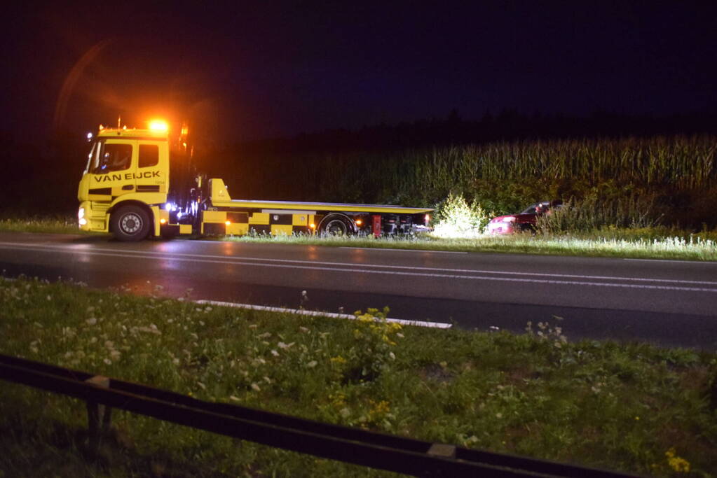 Auto belandt achterstevoren in sloot