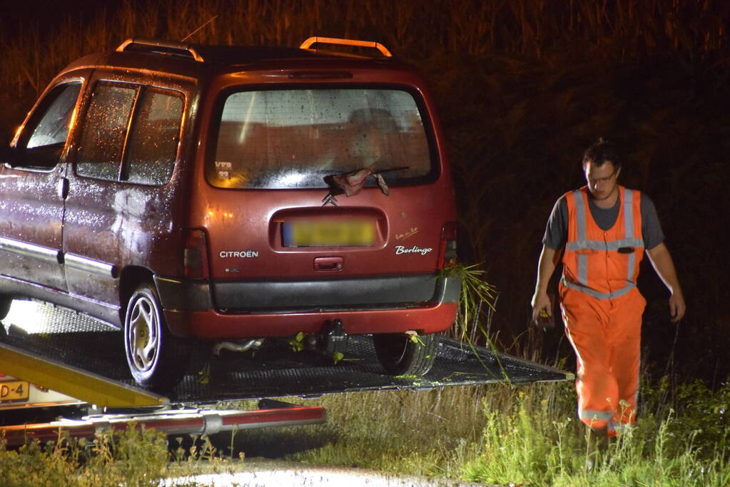 Auto belandt achterstevoren in sloot