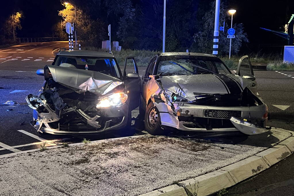 Veel schade bij botsing tussen twee auto's