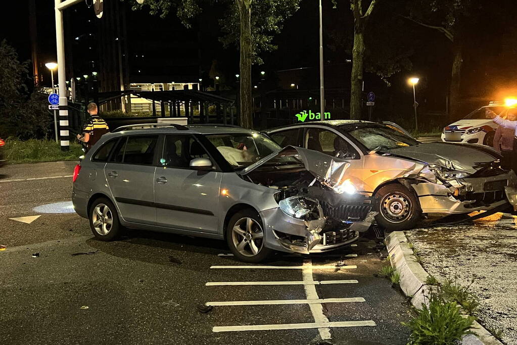 Veel schade bij botsing tussen twee auto's