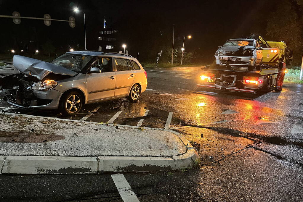 Veel schade bij botsing tussen twee auto's