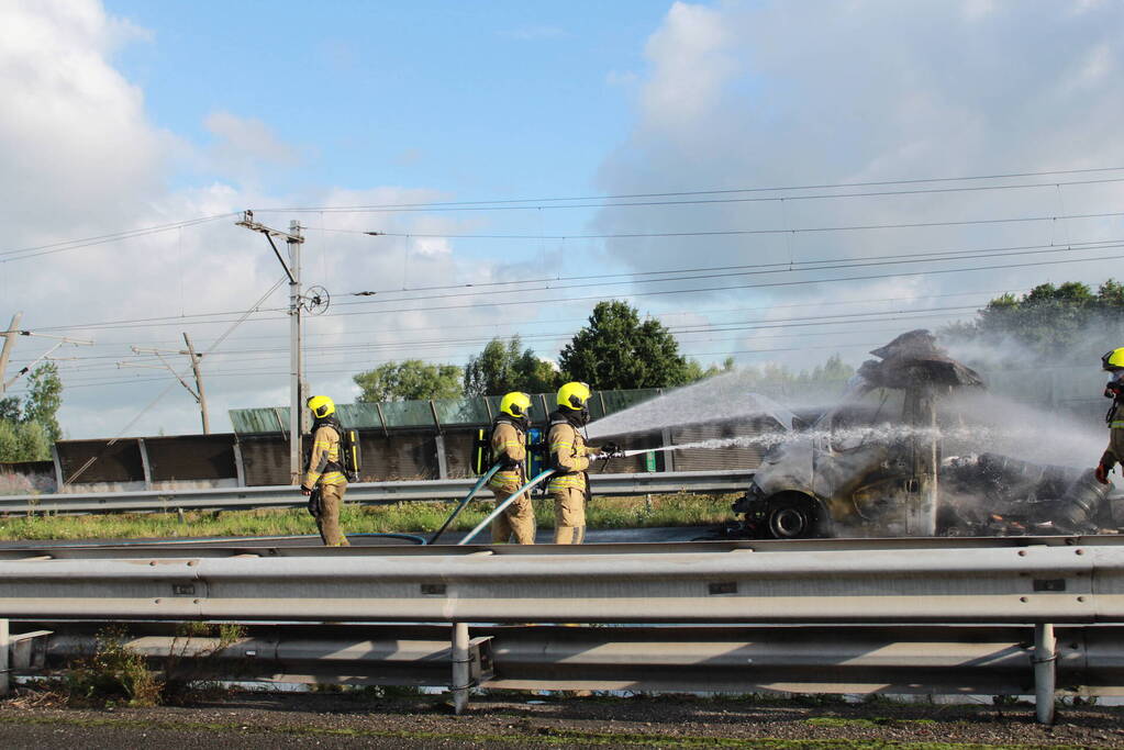 Snelweg dicht naar verwoestende voertuigbrand