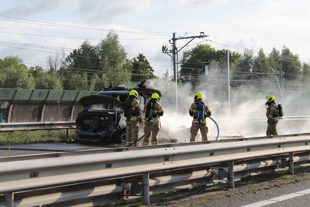 Snelweg dicht naar verwoestende voertuigbrand