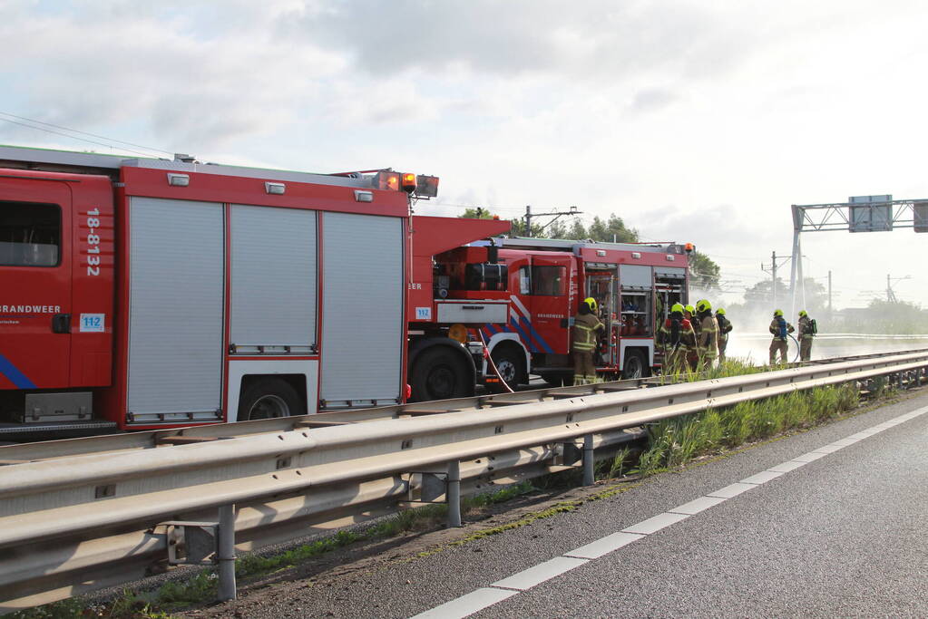 Snelweg dicht naar verwoestende voertuigbrand