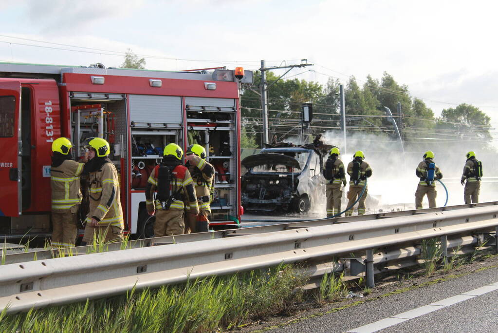 Snelweg dicht naar verwoestende voertuigbrand