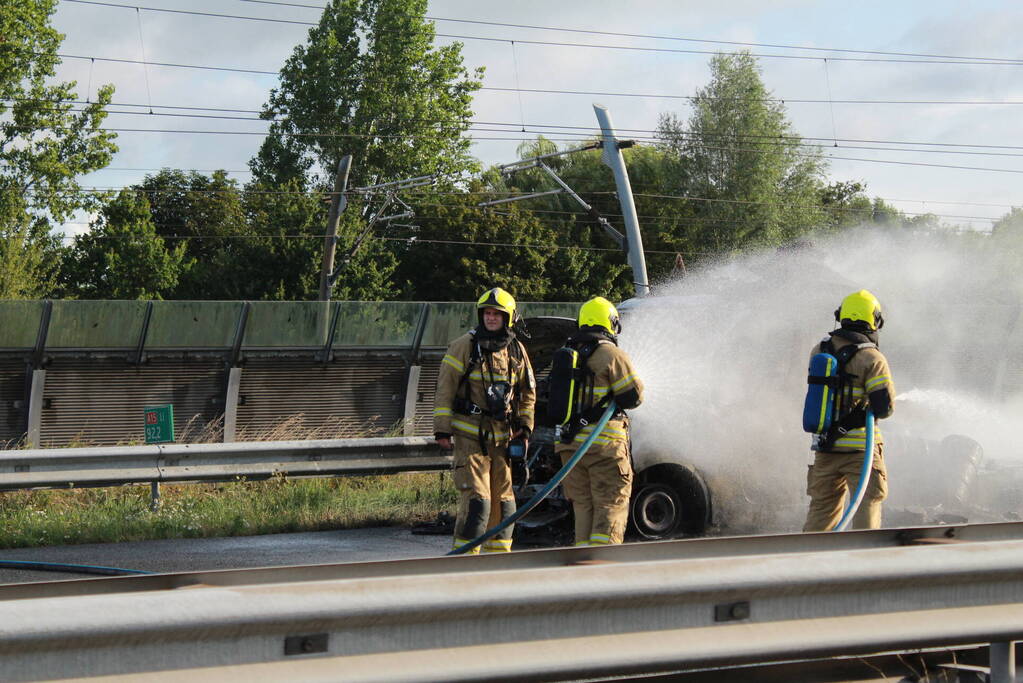 Snelweg dicht naar verwoestende voertuigbrand