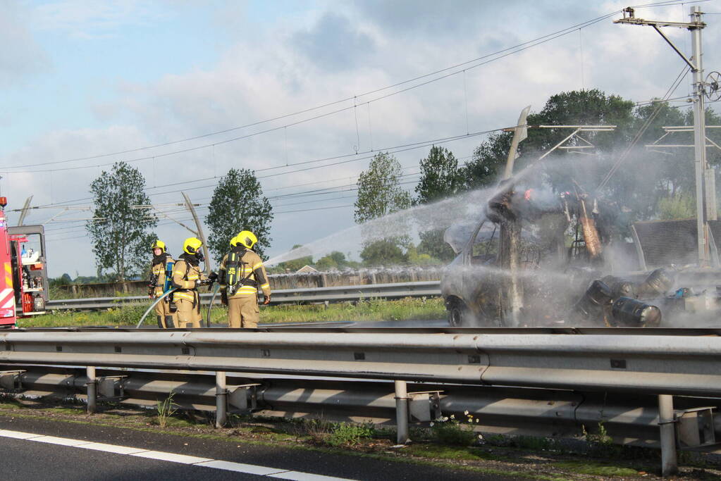 Snelweg dicht naar verwoestende voertuigbrand