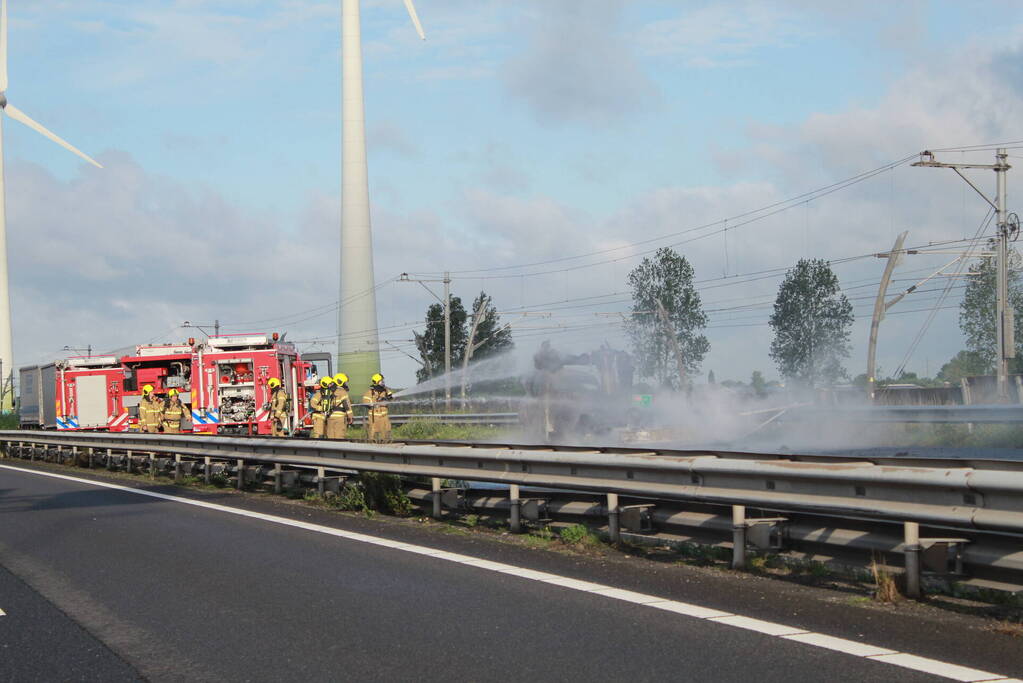 Snelweg dicht naar verwoestende voertuigbrand