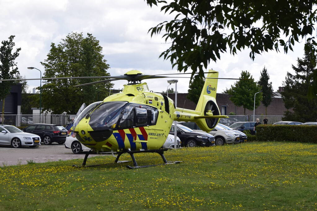 Traumahelikopter landt voor medische noodsituatie