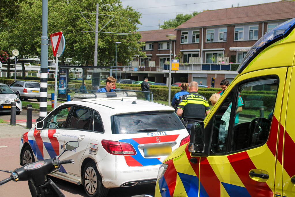 Vrouw op fiets gewond na val