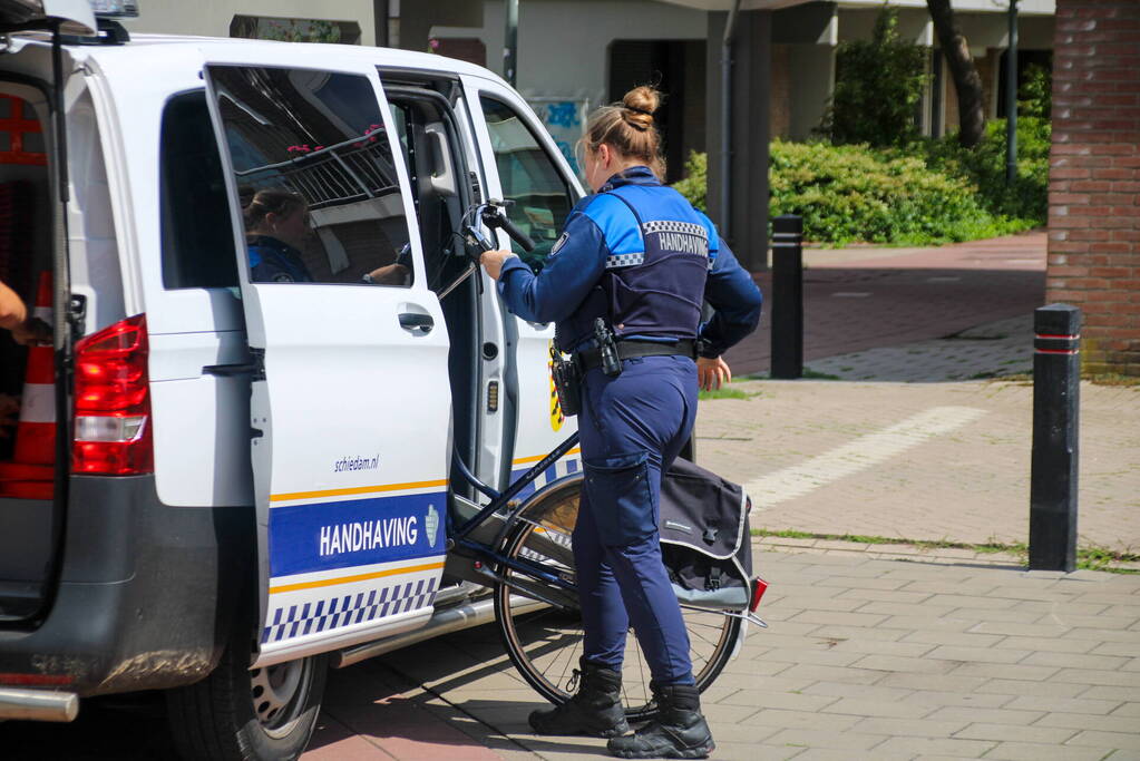 Vrouw op fiets gewond na val