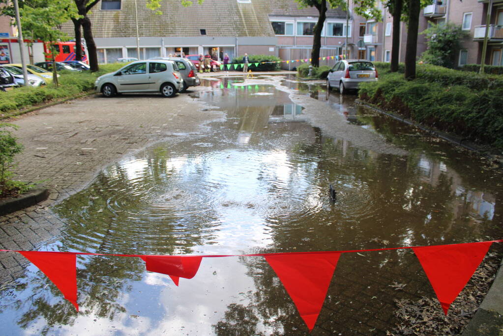 Straat blank na aanrijding met brandkraan