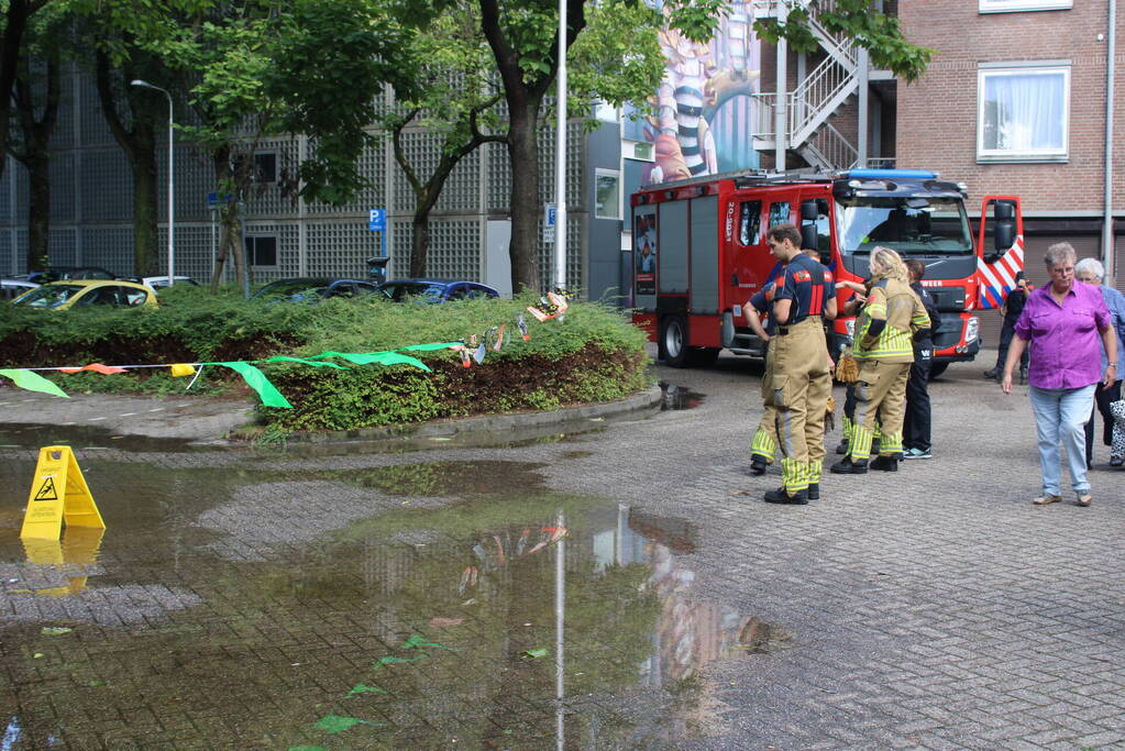 Straat blank na aanrijding met brandkraan