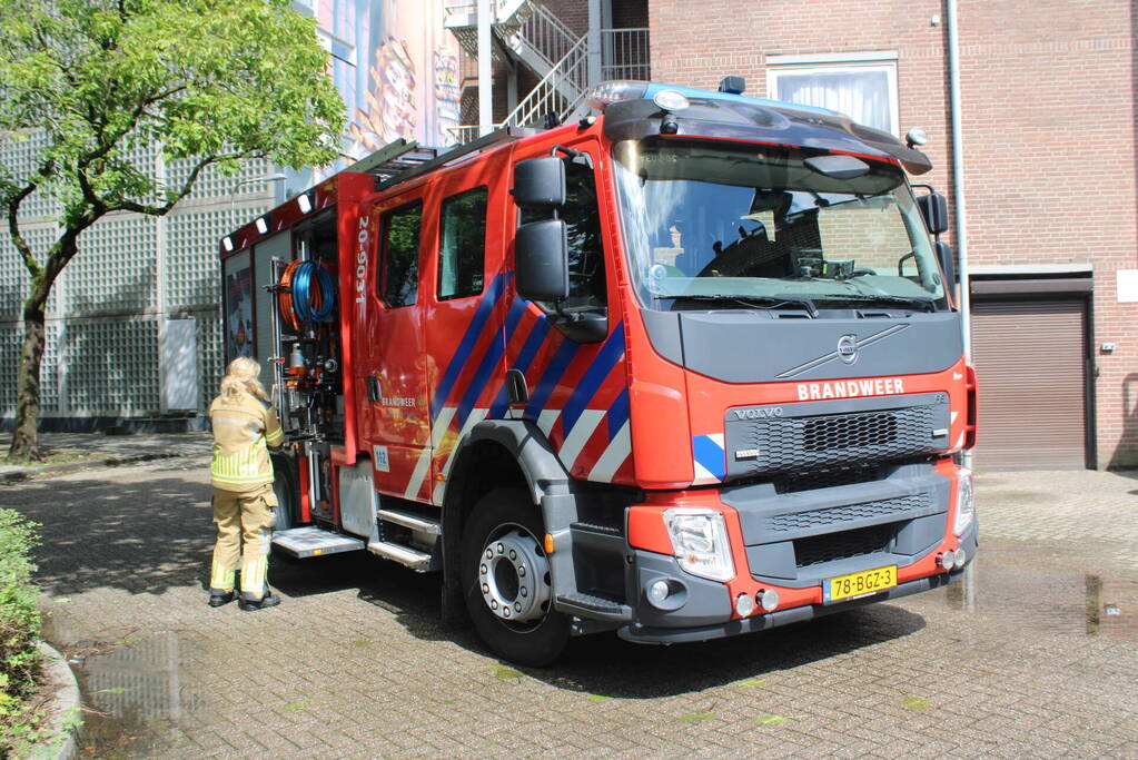 Straat blank na aanrijding met brandkraan