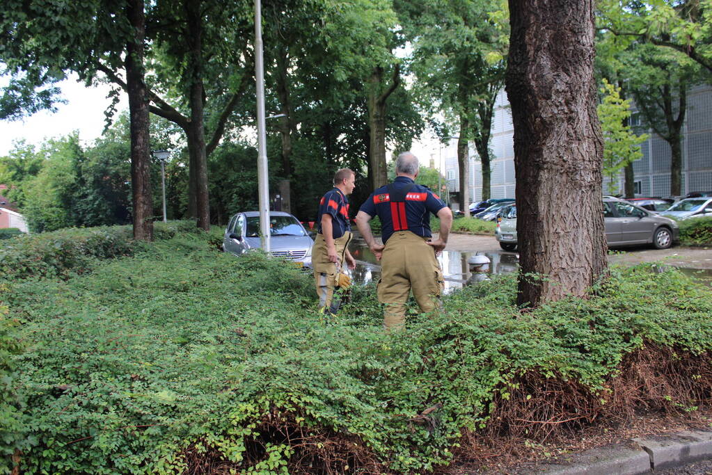 Straat blank na aanrijding met brandkraan