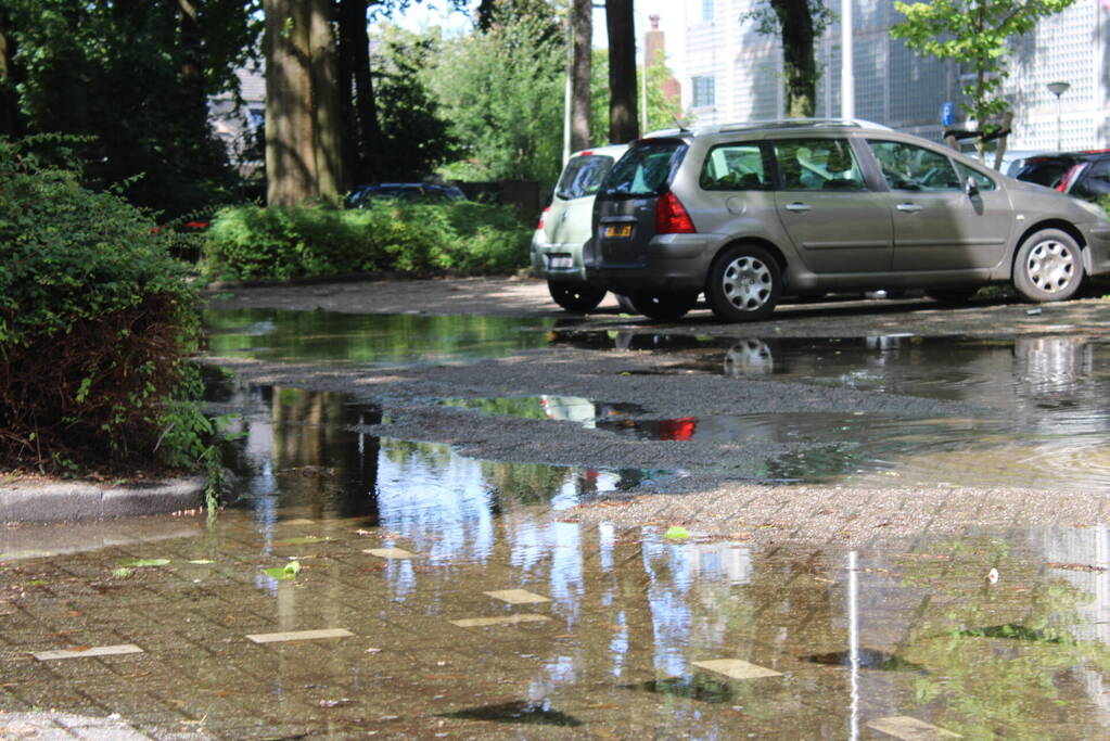 Straat blank na aanrijding met brandkraan