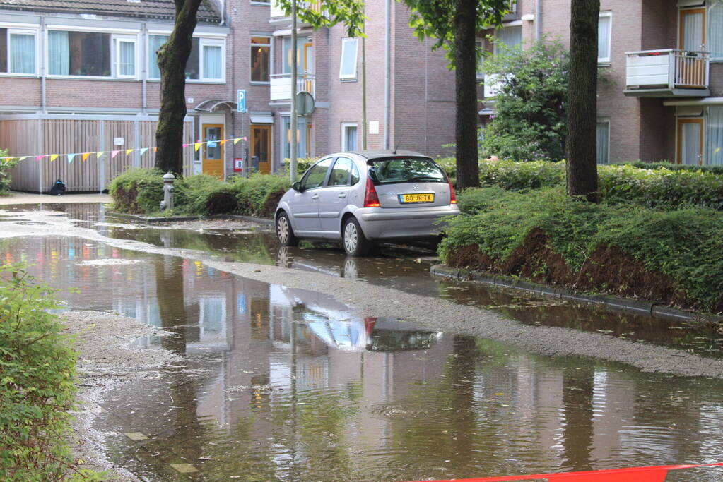 Straat blank na aanrijding met brandkraan