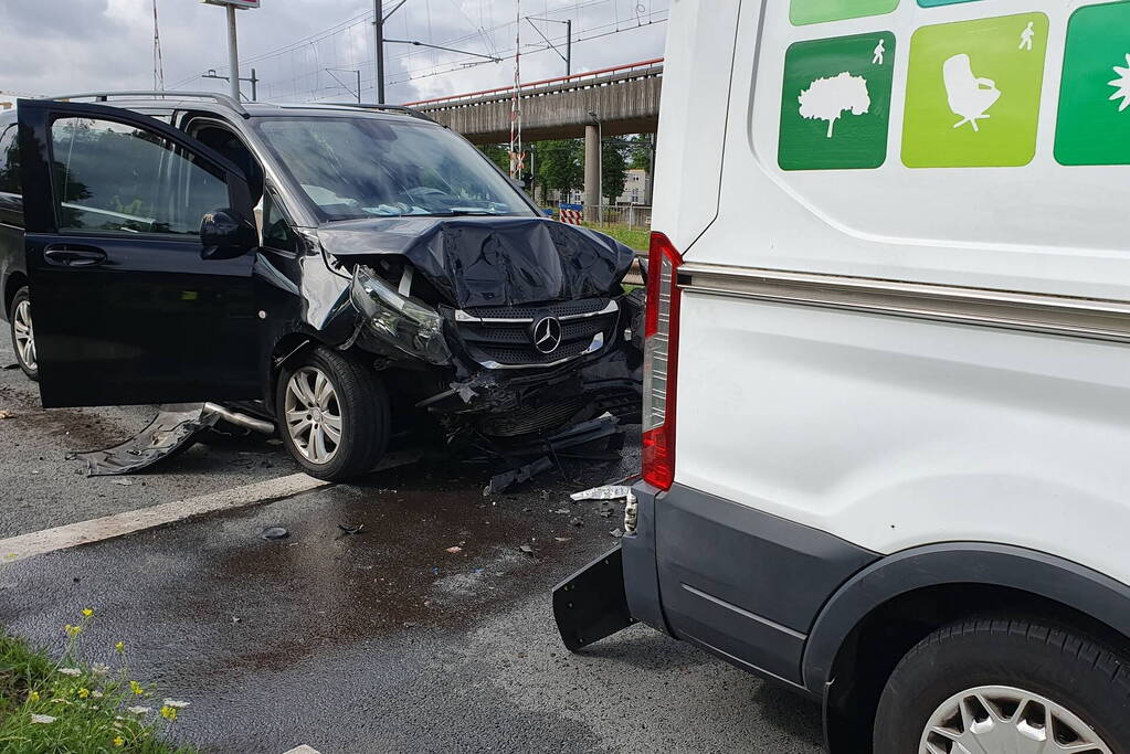 Twee bestelbussen botsen op elkaar