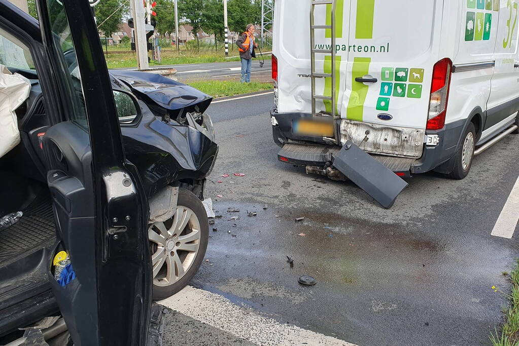 Twee bestelbussen botsen op elkaar