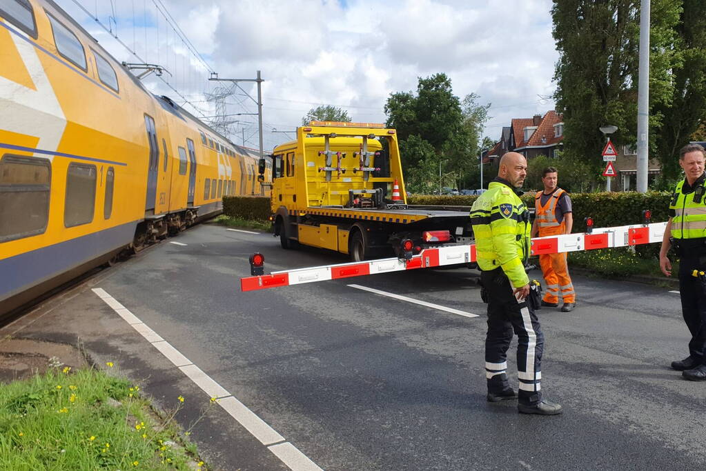 Twee bestelbussen botsen op elkaar