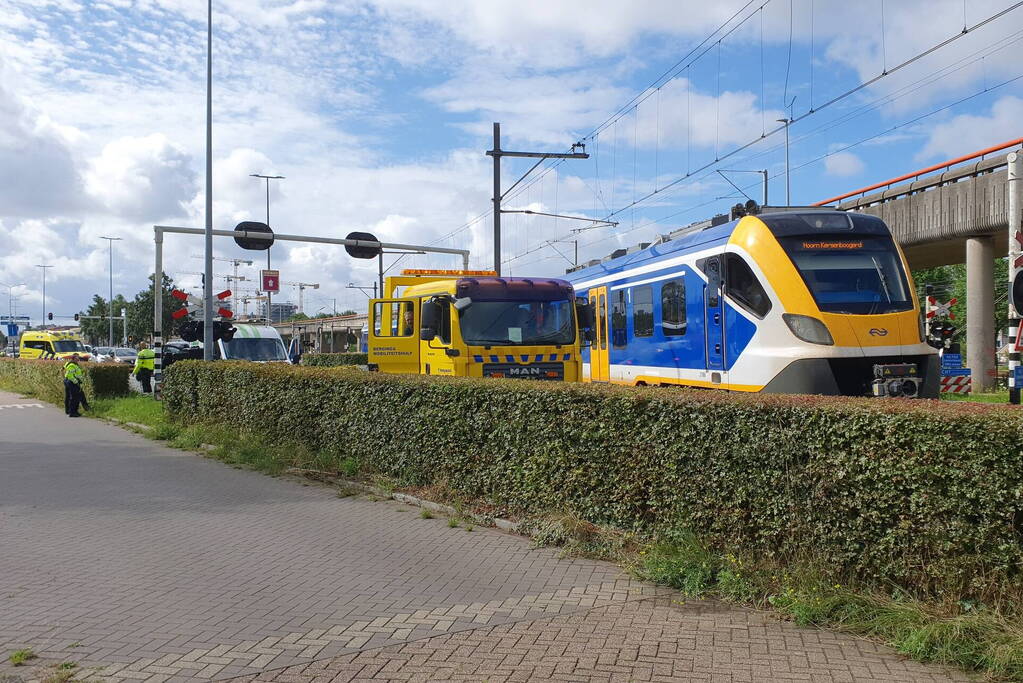 Twee bestelbussen botsen op elkaar