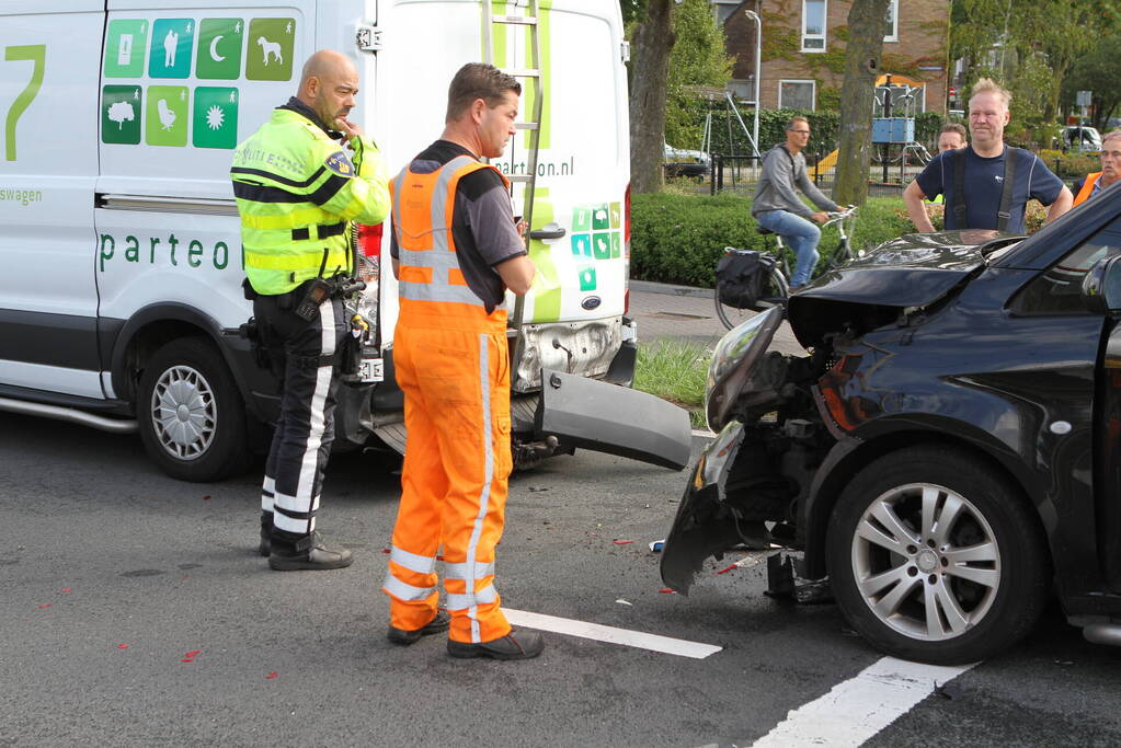 Twee bestelbussen botsen op elkaar